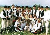 �llatok etet�se, Sz�v�s, fon�s, H�zikeny�r s�t�s, K�rt�skal�cs s�t�s �s k�stol�s, N�pi mesters�gek oktat�sa, Diszn�v�g�s, Diszn�tor, Vad�szati lehet�s�gek, L�-patkol�s, patk�k�sz�t�s, Horg�szati lehet�s�gek, Teh�nfej�s, Sz�nacsin�l�s, Esztenal�togat�s, T�r� �s sajtk�stol�s, T�bort�z szalonnas�t�ssel